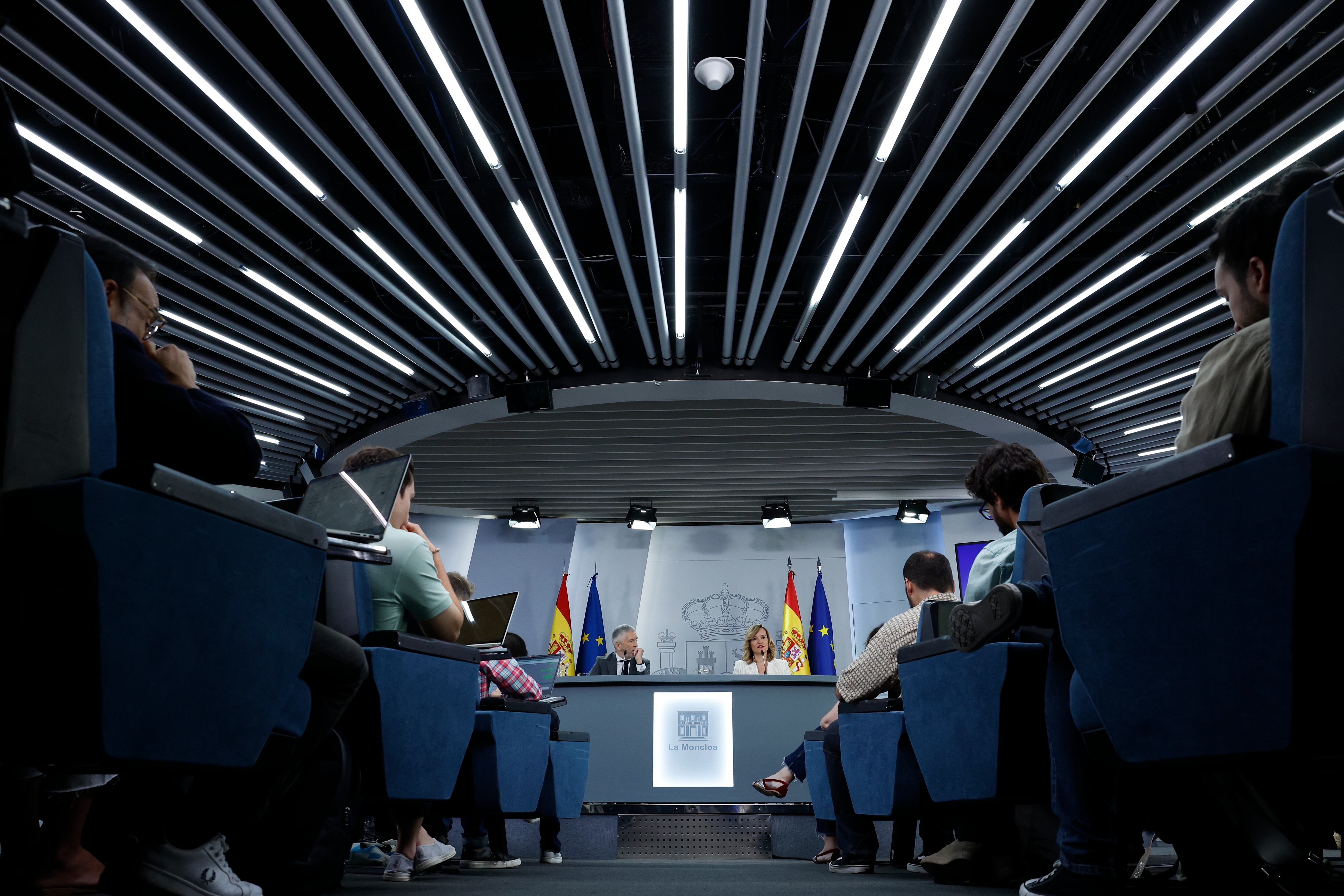 La ministra Portavoz, Pilar Alegría, y el ministro del Interior, Fernando Grande-Marlaska, durante la rueda de prensa posterior al Consejo de Ministros, este martes en La Moncloa.