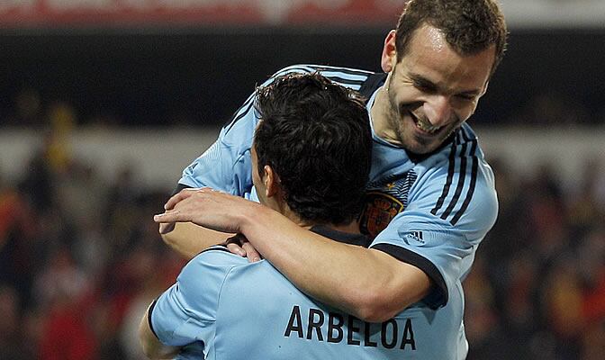 Soldado celebra su segundo gol en el partido con Arbeloa