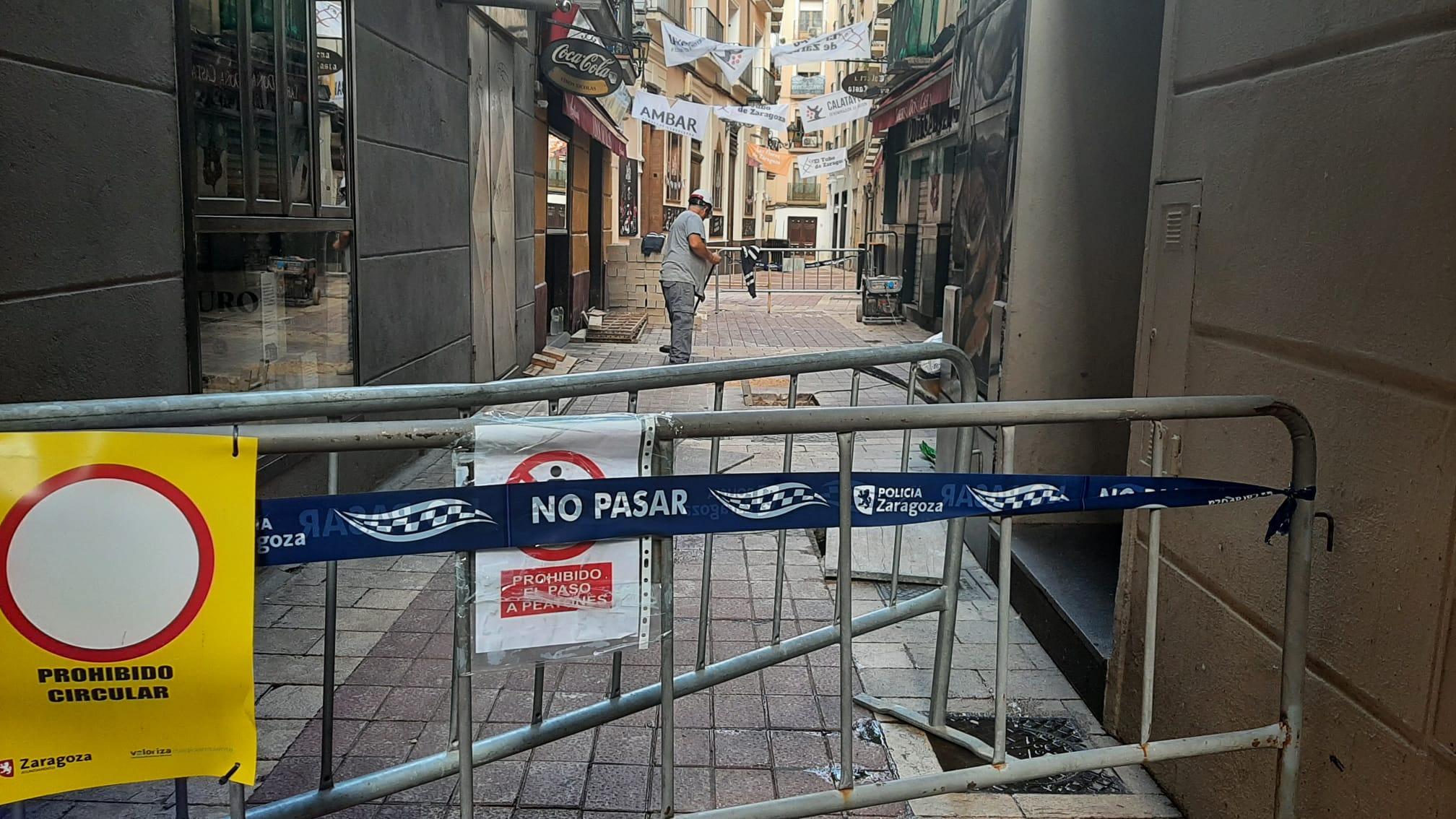 Calle cortada por la sima en pleno Tubo de Zaragoza