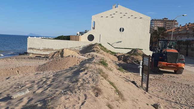 Playa de Tavernes después de sufrir un temporal