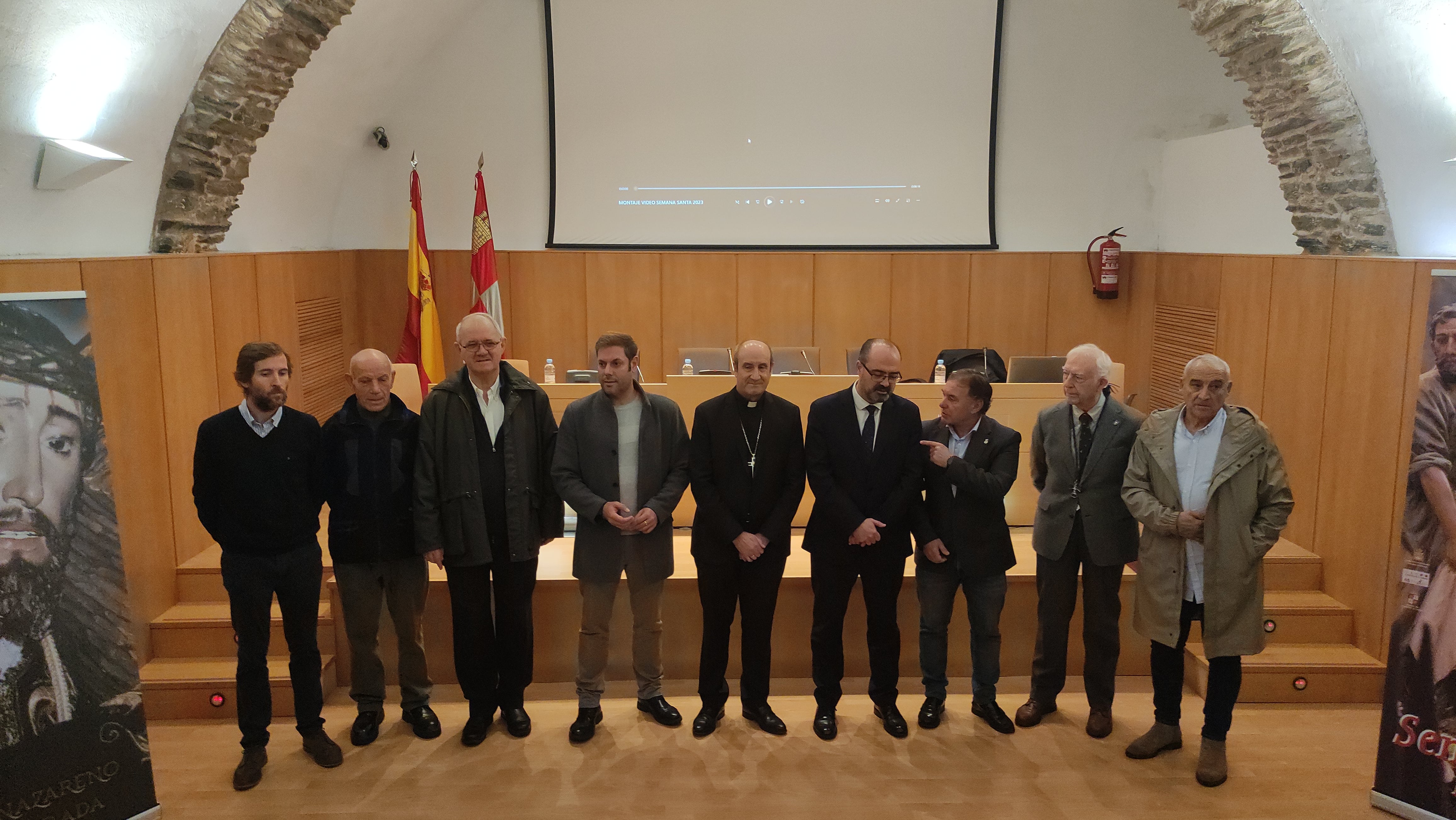 El Obispo de Astorga junto al alcalde y el concejal de Turismo de Ponferrada y representantes de las hermandades de la capital del Bierzo