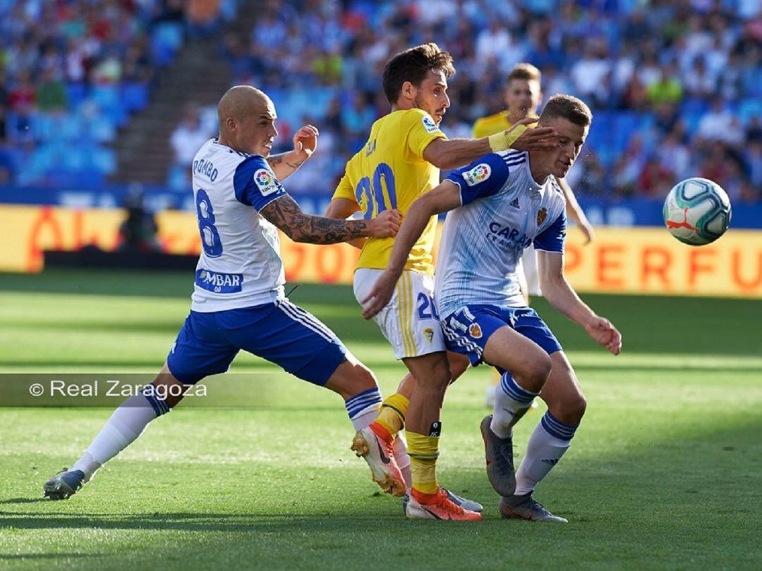 Carlos Nieto llucha por un balón frente a un defensor del Cádiz