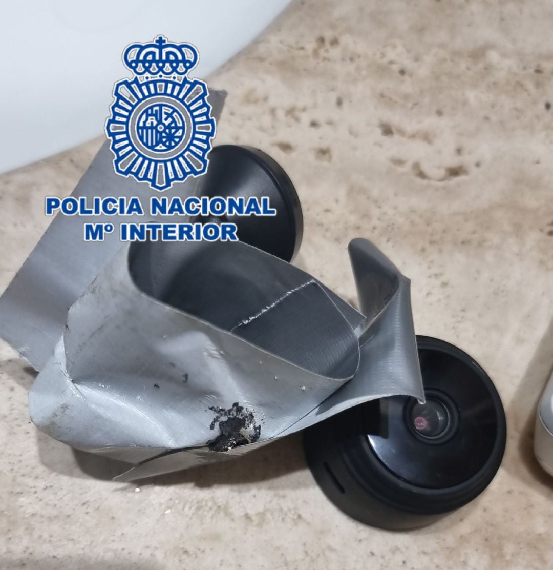 La cámara estaba escondida en la rejilla del techo del baño