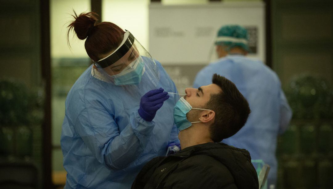 Personal sanitari fa un test ràpid d'antígens a professionals del Conservatori Superior de Música de Barcelona