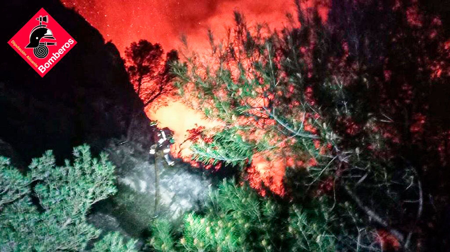 Imagen del incendio que ha tenido lugar en Penáguila