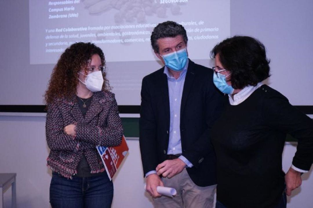 Noemí Otero, Andrés Torquemada y María José Gil en el acto en el campus segovianos de la Universidad de Valladolid