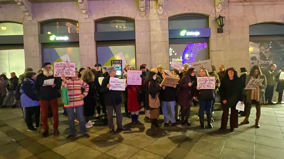 Vecinos del Casco Histórico de Toledo contra el adelanto navideño, a ritmo de villancicos: "Ande, ande, ande, Carlos se emociona, gasta en las bombillas y no en las personas"