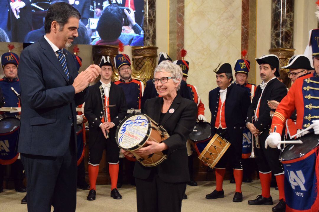 El alcalde, Eneko Goia, hace entrega al portavoz de Stop Desahucios Gipuzkoa, Rosa García, del Tambor de Oro.