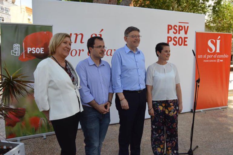 Toñi Serna con Ximo Puig y otros compañeros en la campaña electoral