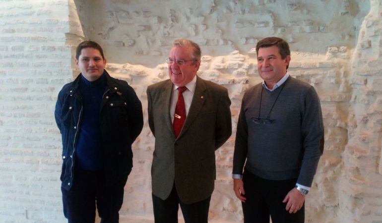 De izquierda a derecha, Juan Luis Sánchez, aparejador de la obra; Francisco Yoldi, hermano mayor de Montserrat; y Manuel Carmona, arquitecto de la intervención, ante el muro ahora recuperado