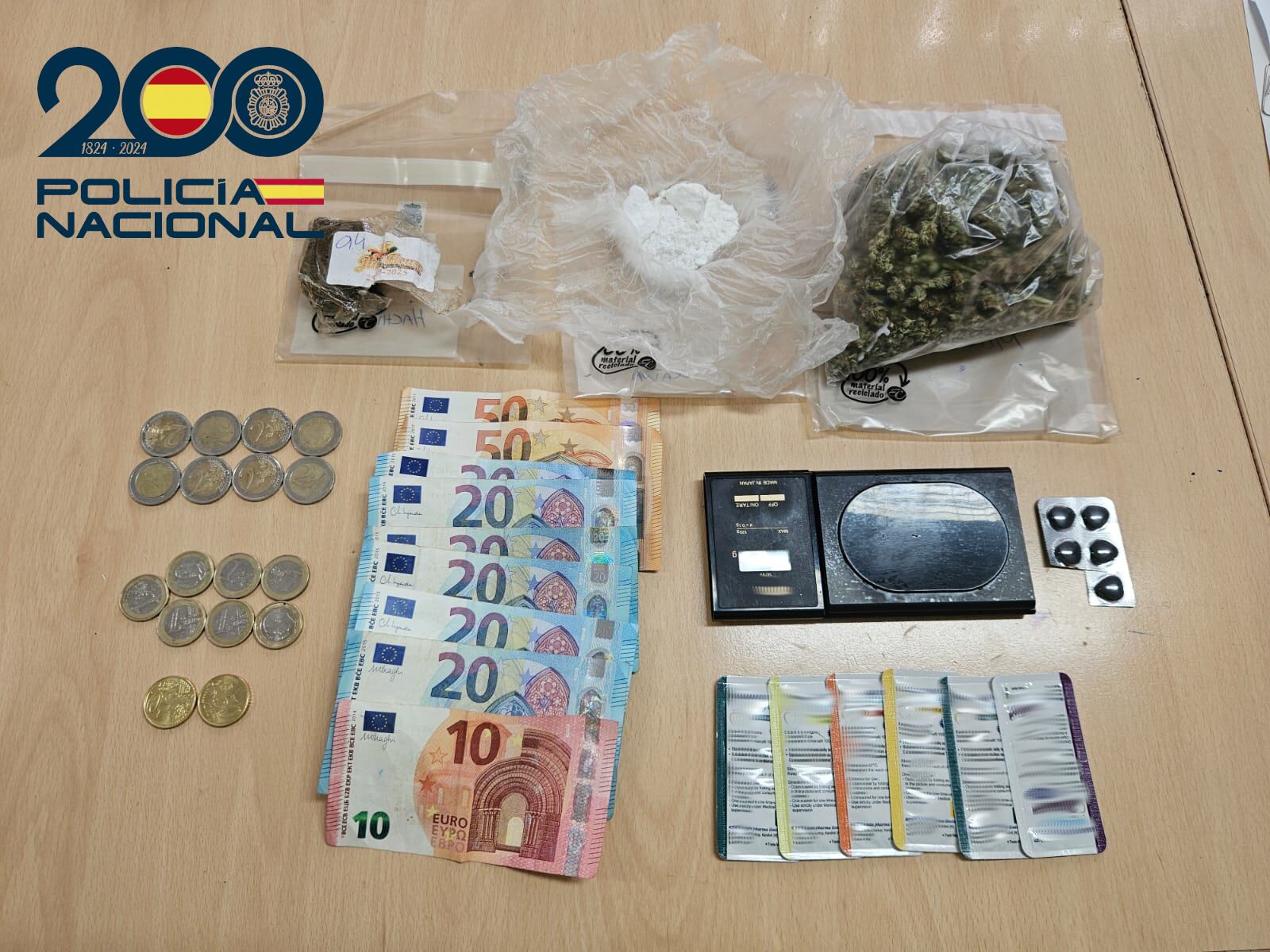 Se intervinieron cantidades de diferentes drogas, medicamentos, una báscula de precisión y dinero en efectivo.