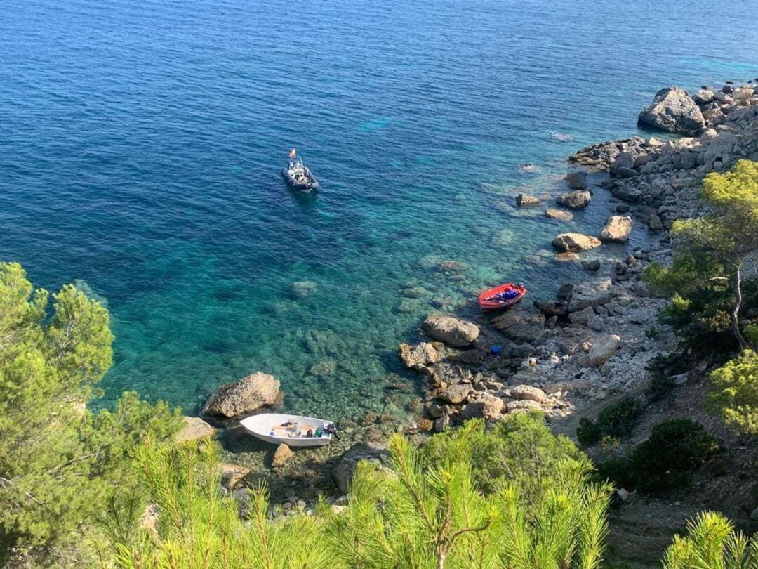 Dos de las pateras que han llegado este fin de semana a Ibiza