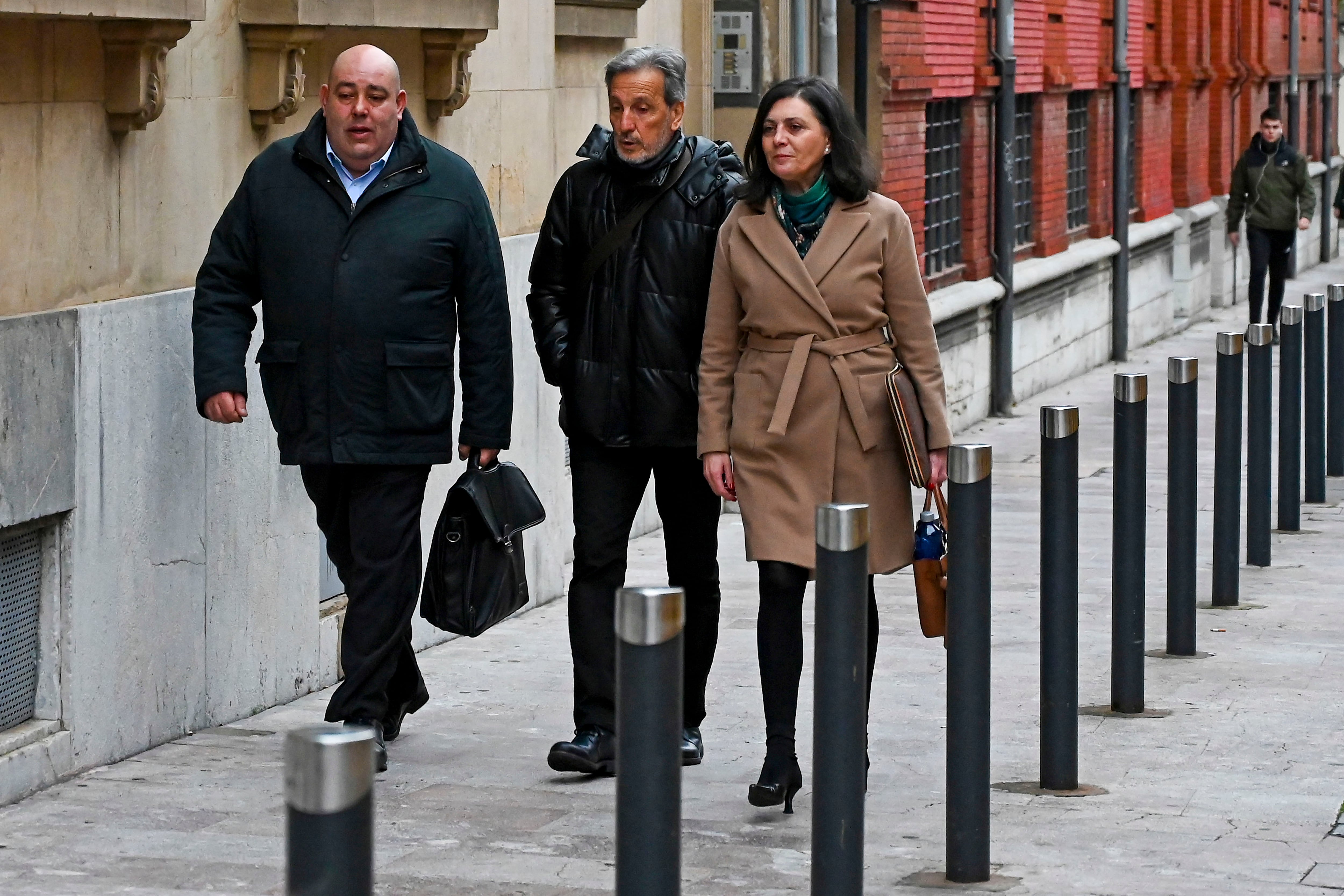 LEÓN, 12/12/2023.- El expolítico Pedro Muñoz (c) a su llegada al juicio en el que está acusado por malos tratos contra su exmujer Raquel Díaz, este martes, en la Audiencia Provincial de León. La Audiencia de León abre el juicio contra el exconcejal del Ayuntamiento de Ponferrada (León) Pedro Muñoz, acusado de tirar a la que entonces era su mujer por el balcón de la vivienda que compartían y causarle lesiones que la han dejado en silla de ruedas, y para el que el Ministerio Fiscal reclama una pena de 18 años y 9 meses de prisión por cinco delitos. EFE/J. Casares
