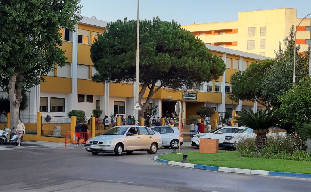 Entrada de un colegio en La Línea.