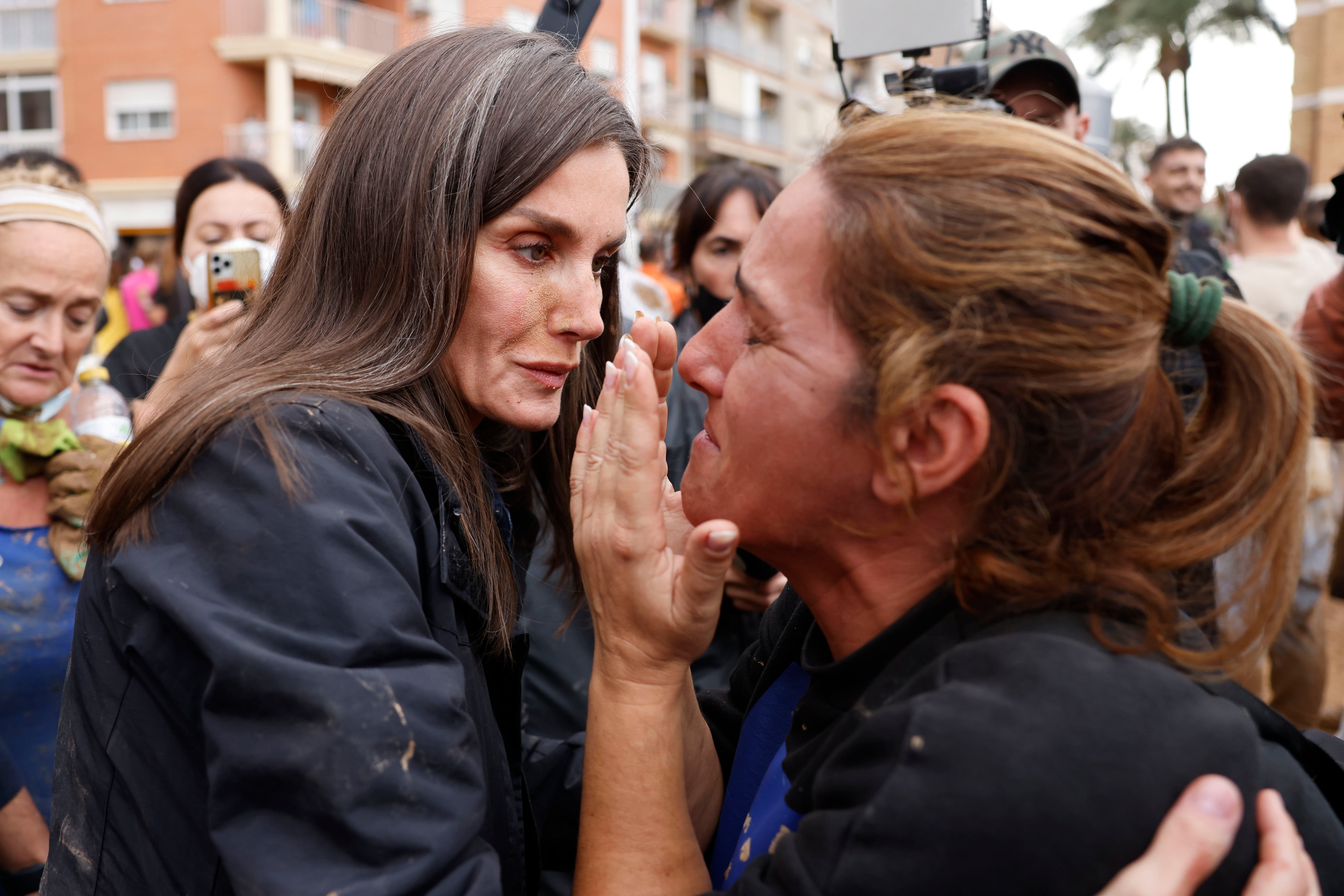 La reina Letizia consuela a una víctima de las inundaciones, durante su visita a Paiporta.