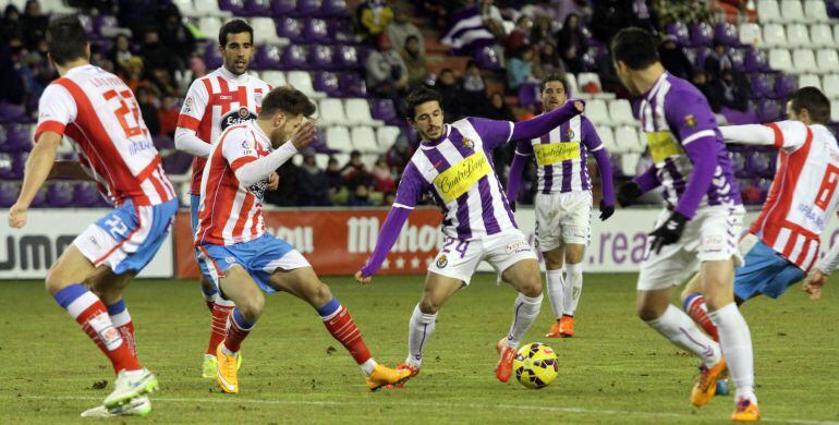 Pereira intenta mover el balón ante el asedio de varios jugadores del Lugo