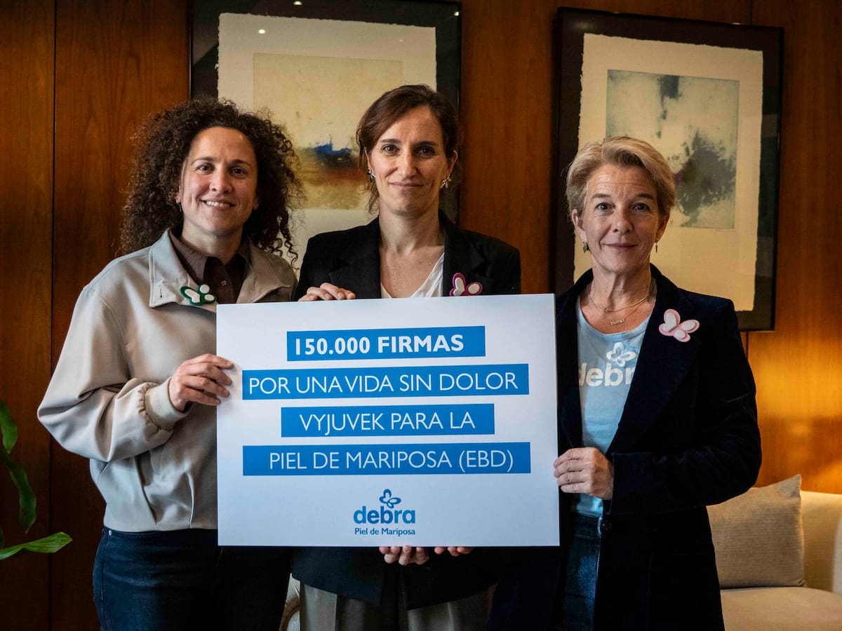 Entregan 150.000 firmas en Sanidad para reclamar la financiación del tratamiento de la piel de mariposa