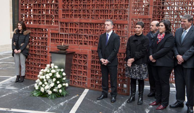 Homenaje en el Parlamento vasco a las víctimas en el Día de la Memoria celebrado en 2013