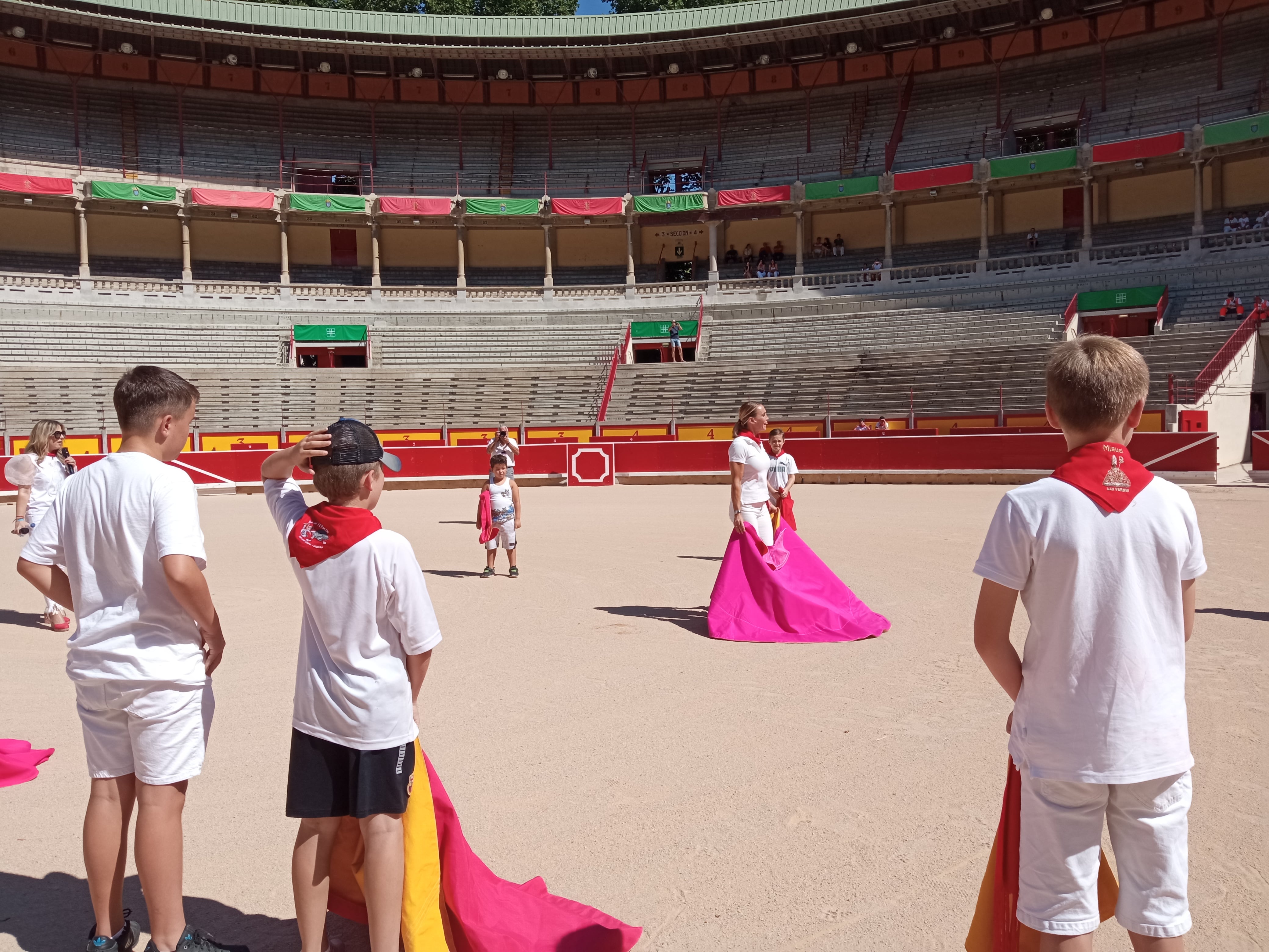 La ex torera Cristina Sánchez en la clase de demostracion con niños en la plaza de toros de Pamplona