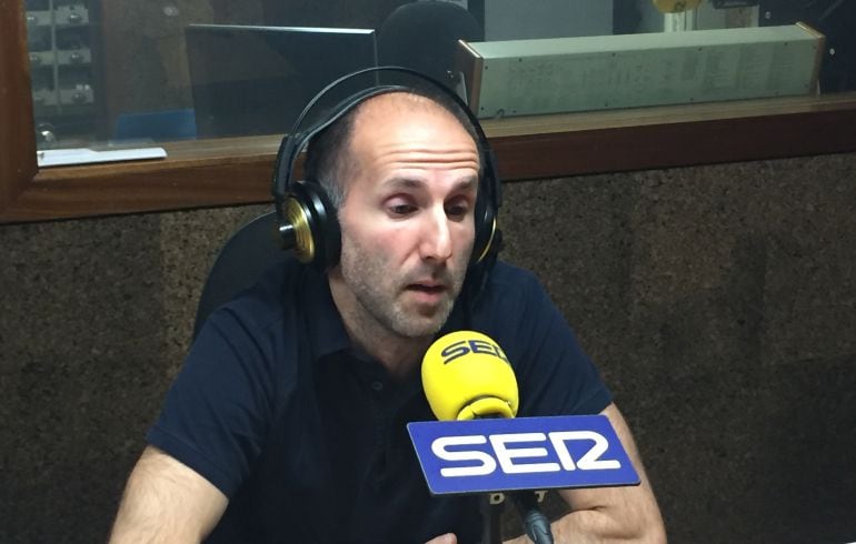 El portavoz de Democracia Ourensana en los estudios de Radio Ourense