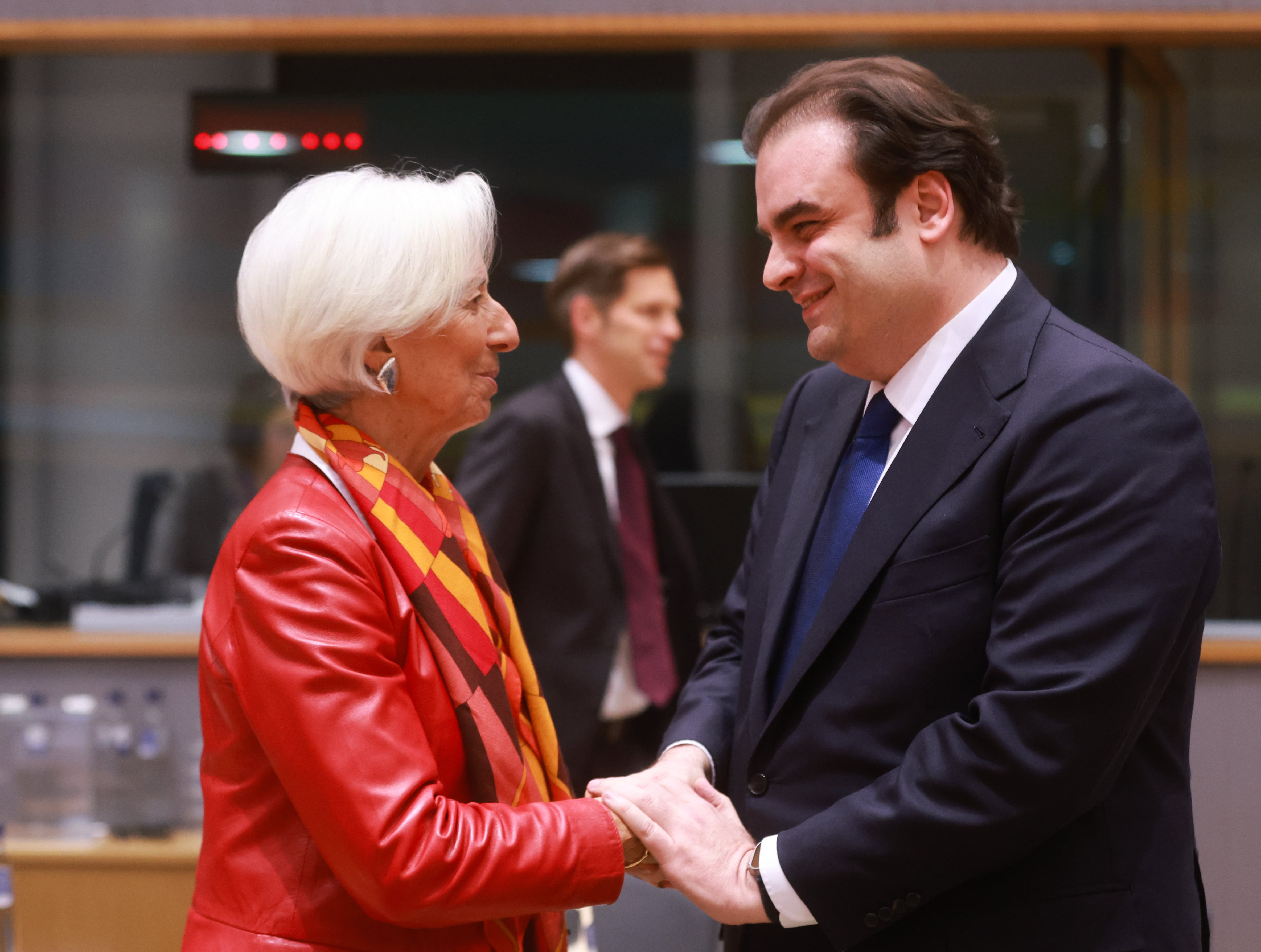 Kyriakos Pierrakakis junto a Christine Lagarde.
