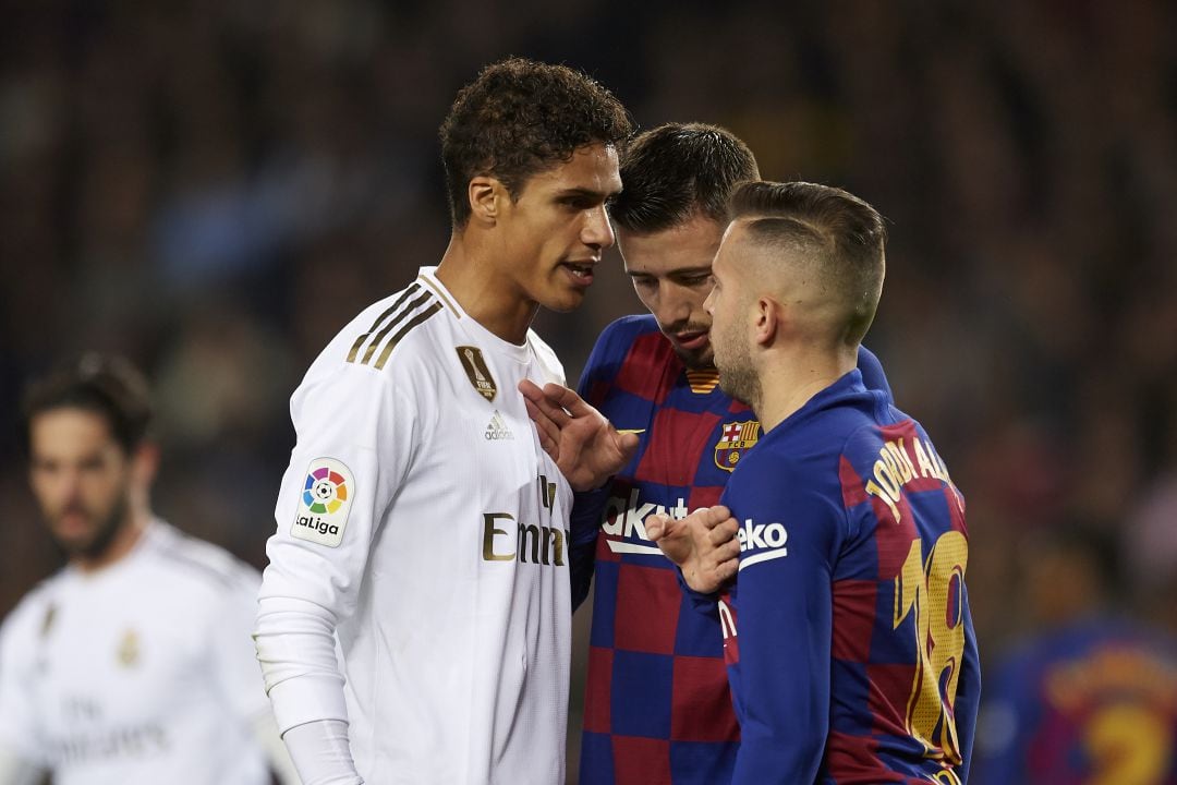 Varane y Jordi Alba, en el Clásico.