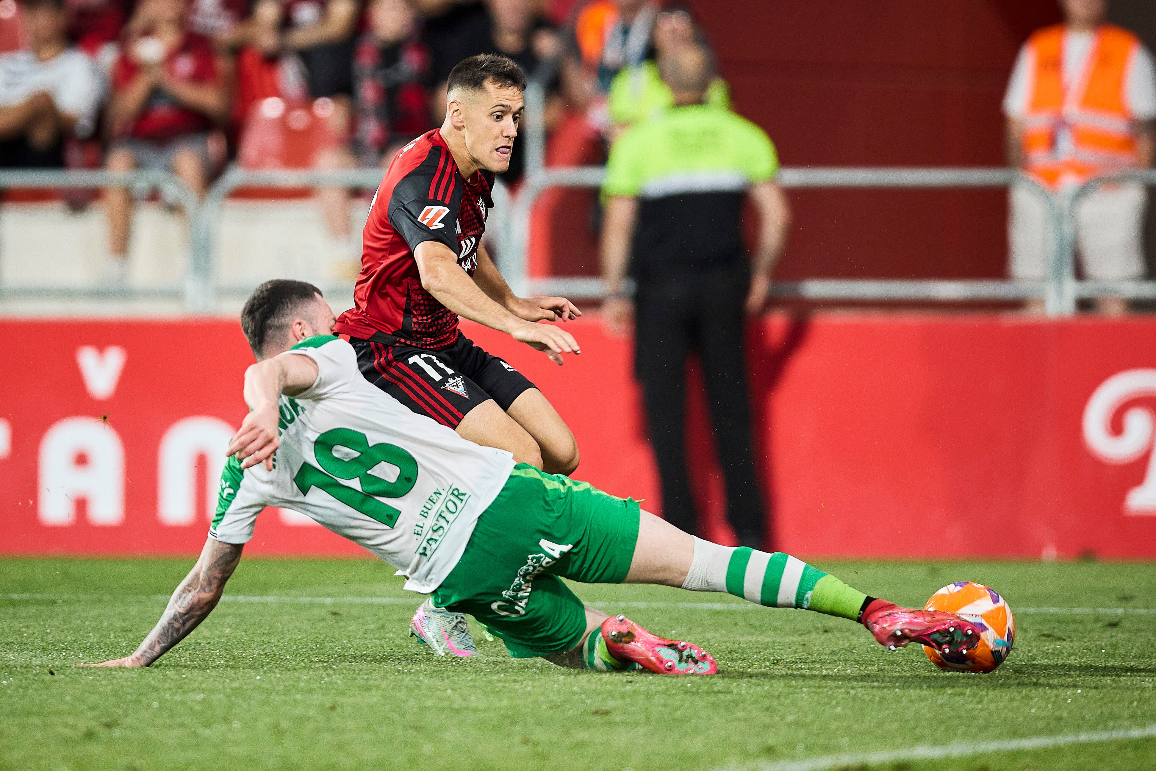 Urko Izeta en una acción con el CD Mirandés