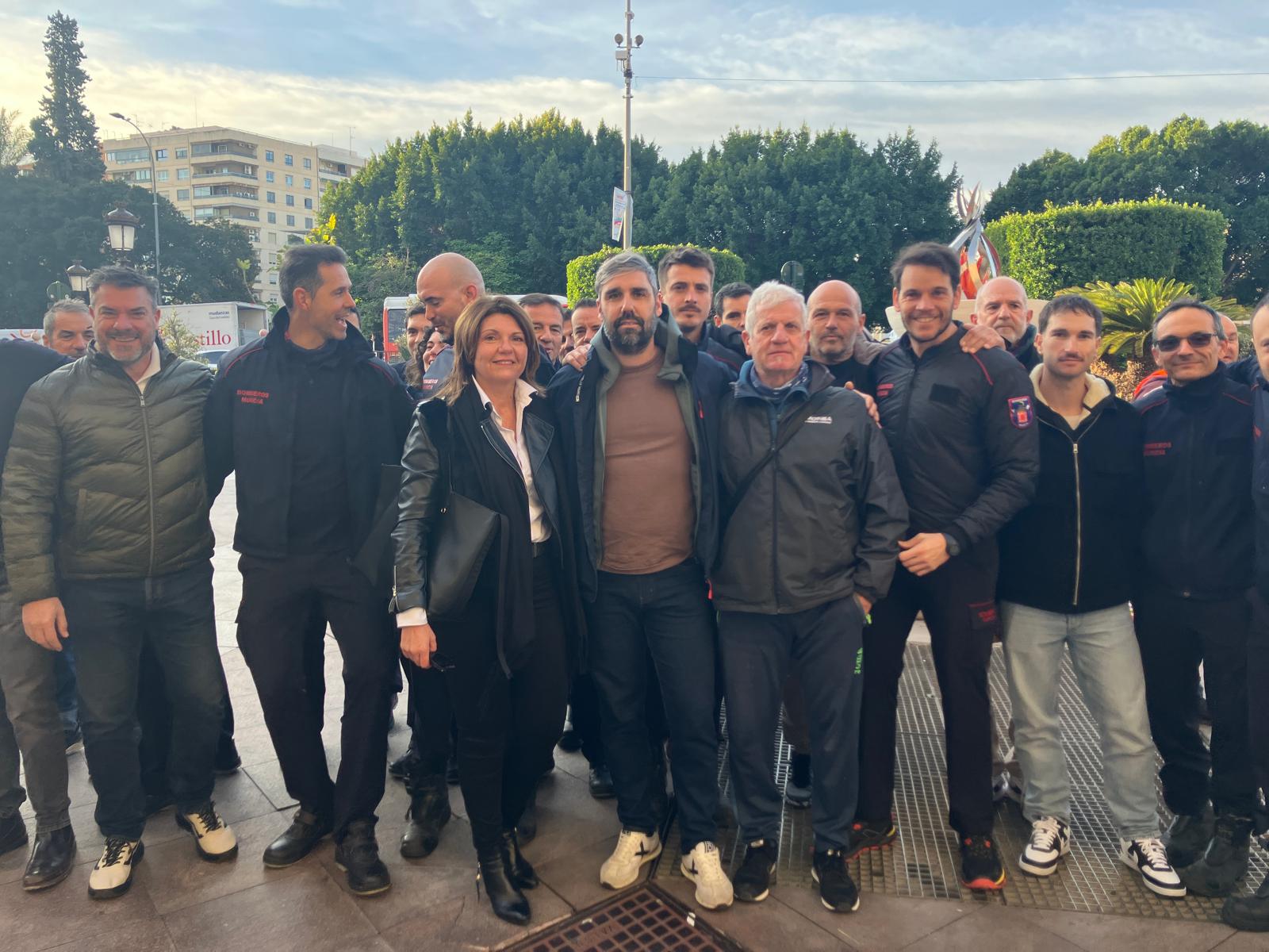 Carlos Villarreal, en el centro de la imagen, junto a sus compañeros bomberos de Murcia mostrándole su apoyo a las puertas del Ayuntamiento