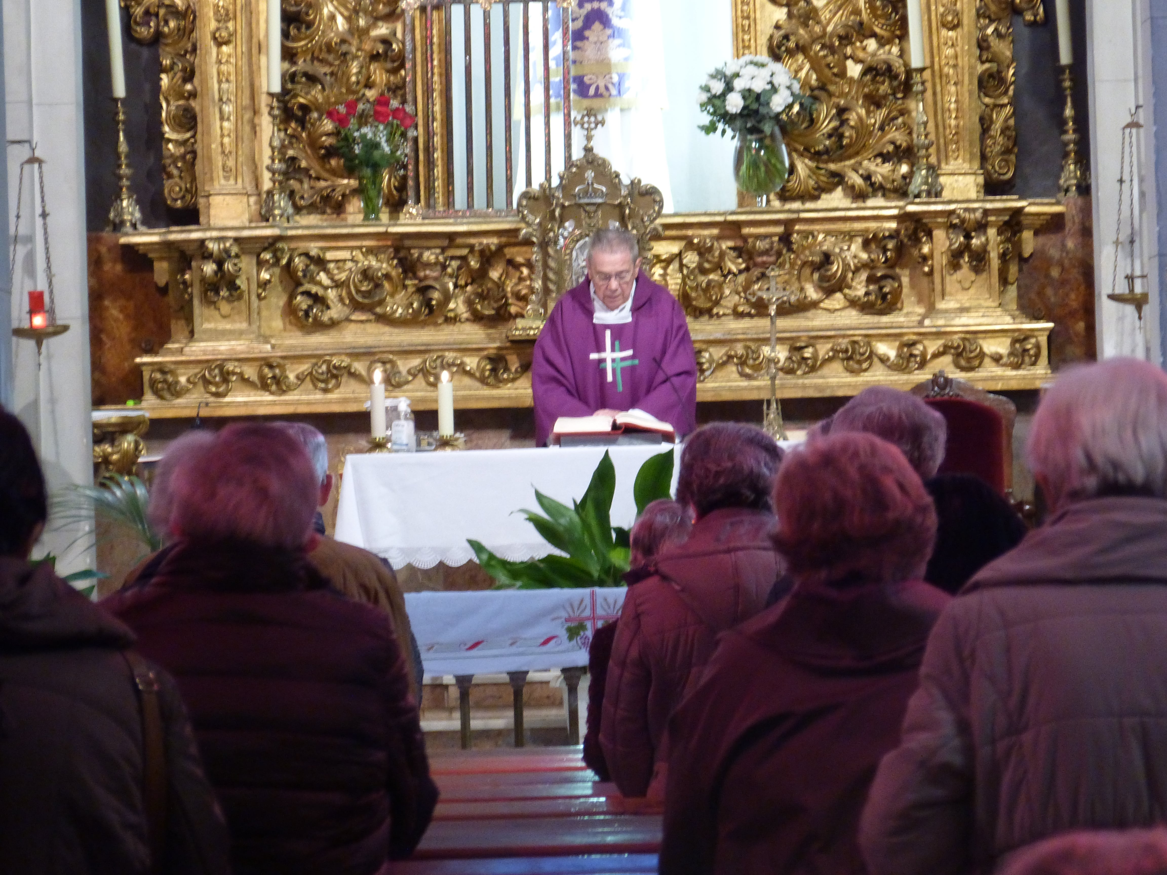 Manuel Malo, párroco de San Lorenzo durante una misa