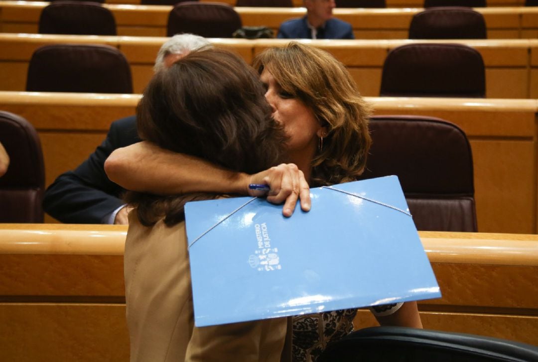 La ministra de Justicia, Dolores Delgado, abraza a la vicepresidenta del Gobierno, Carmen Calvo 