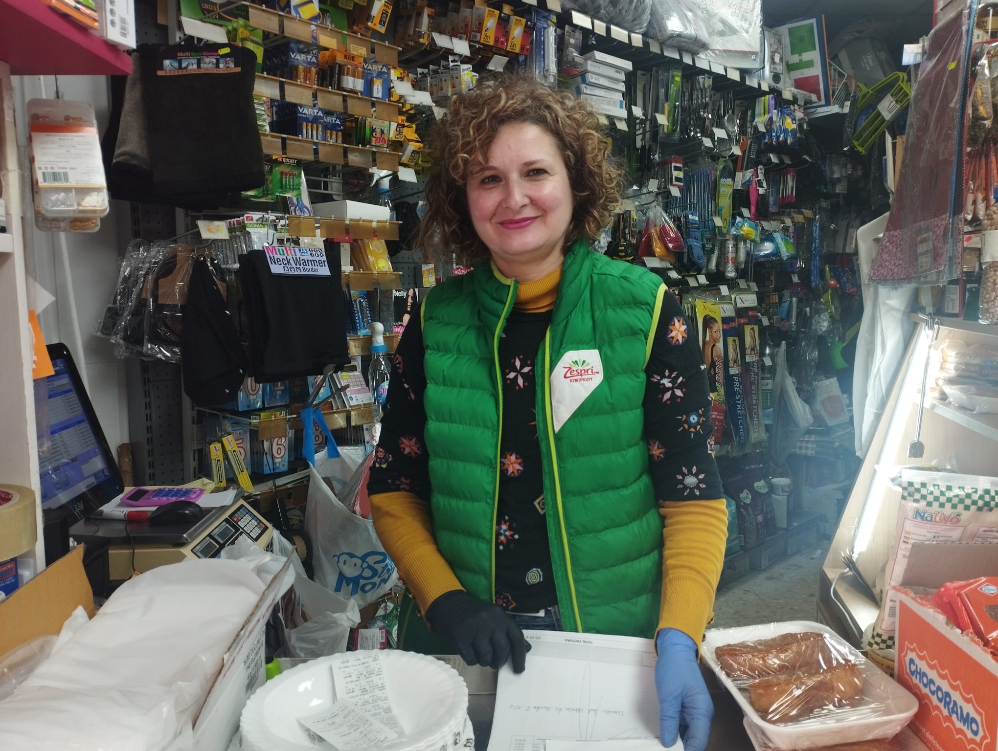 Gloria, en su tienda de Las Moreras (Córdoba)