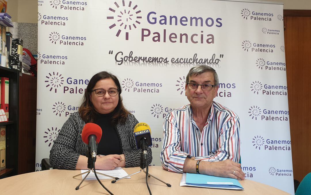 Sonia Ordóñez, portavoz del grupo municipal Ganemos y Cesáreo Frechilla, presidente de la AAVV del barrio Ave María