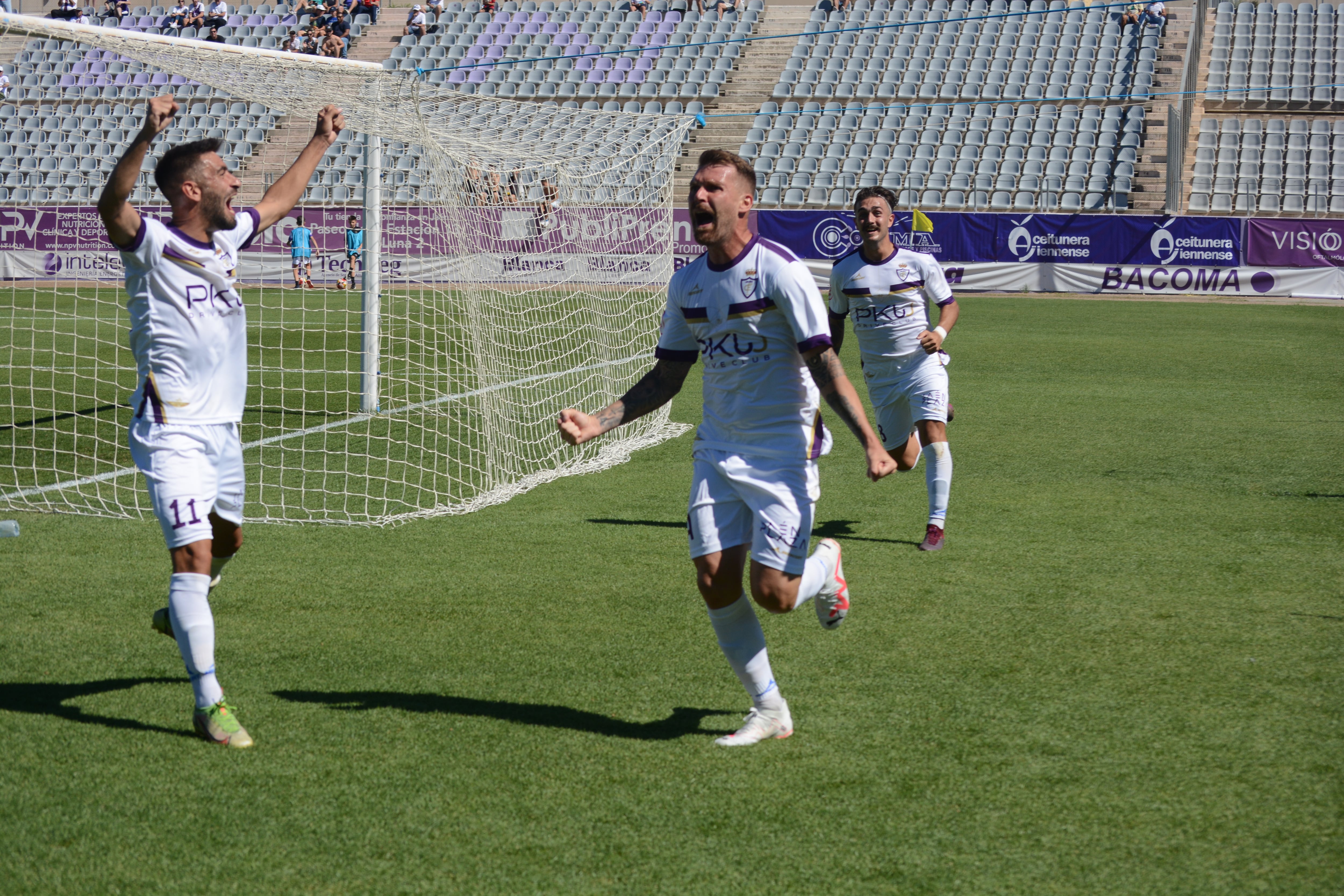 Los goleadores del Real Jaén. El 1-0 gol de Mario Martos y el 2-0 obra de Iván Aguilar celebran los tantos del equipo local.