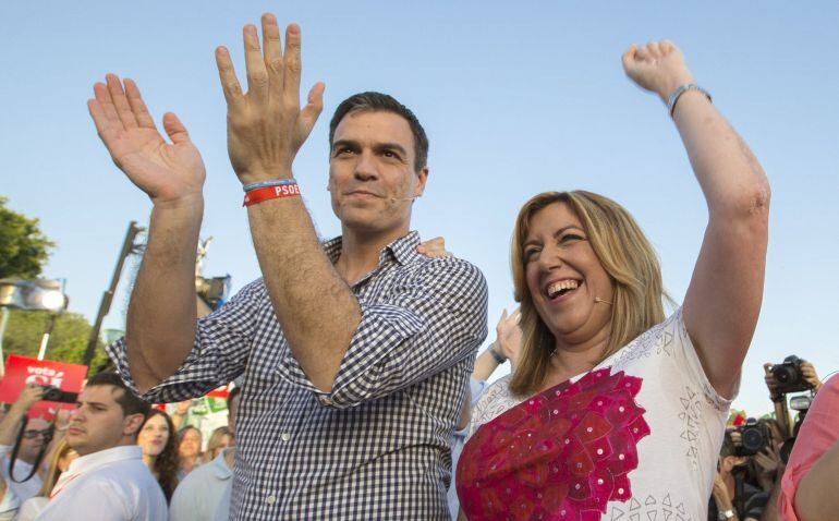 El secretario general del PSOE, Pedro Sánchez  y la presidenta andaluza, Susana Díaz, saludan a los asistentes al mitin de cierre de campaña del partido en Sevilla