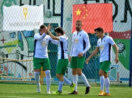 Los jugadores del A.D. Parla celebran uno de los cuatro goles conseguidos la pasada jornada en Moratalaz.