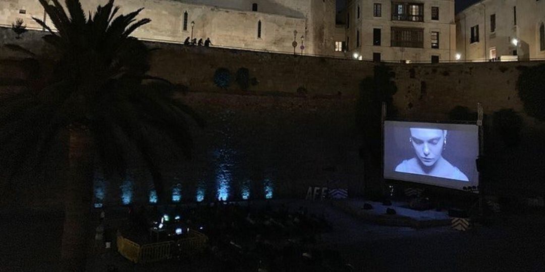 Proyección en una pantalla en Ses Voltes