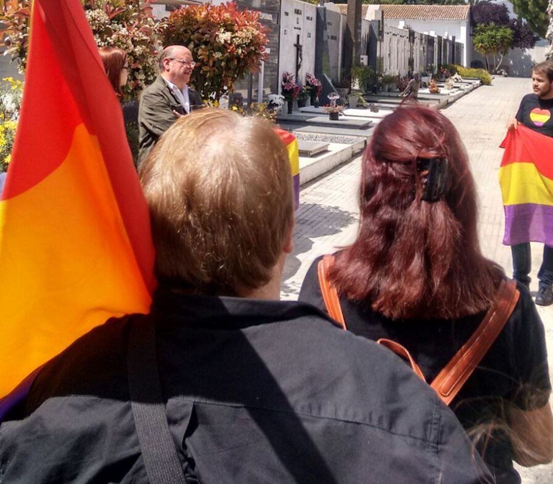 Acto en el cementerio de Gandia de l&#039;Associació Republicana de la Safor 