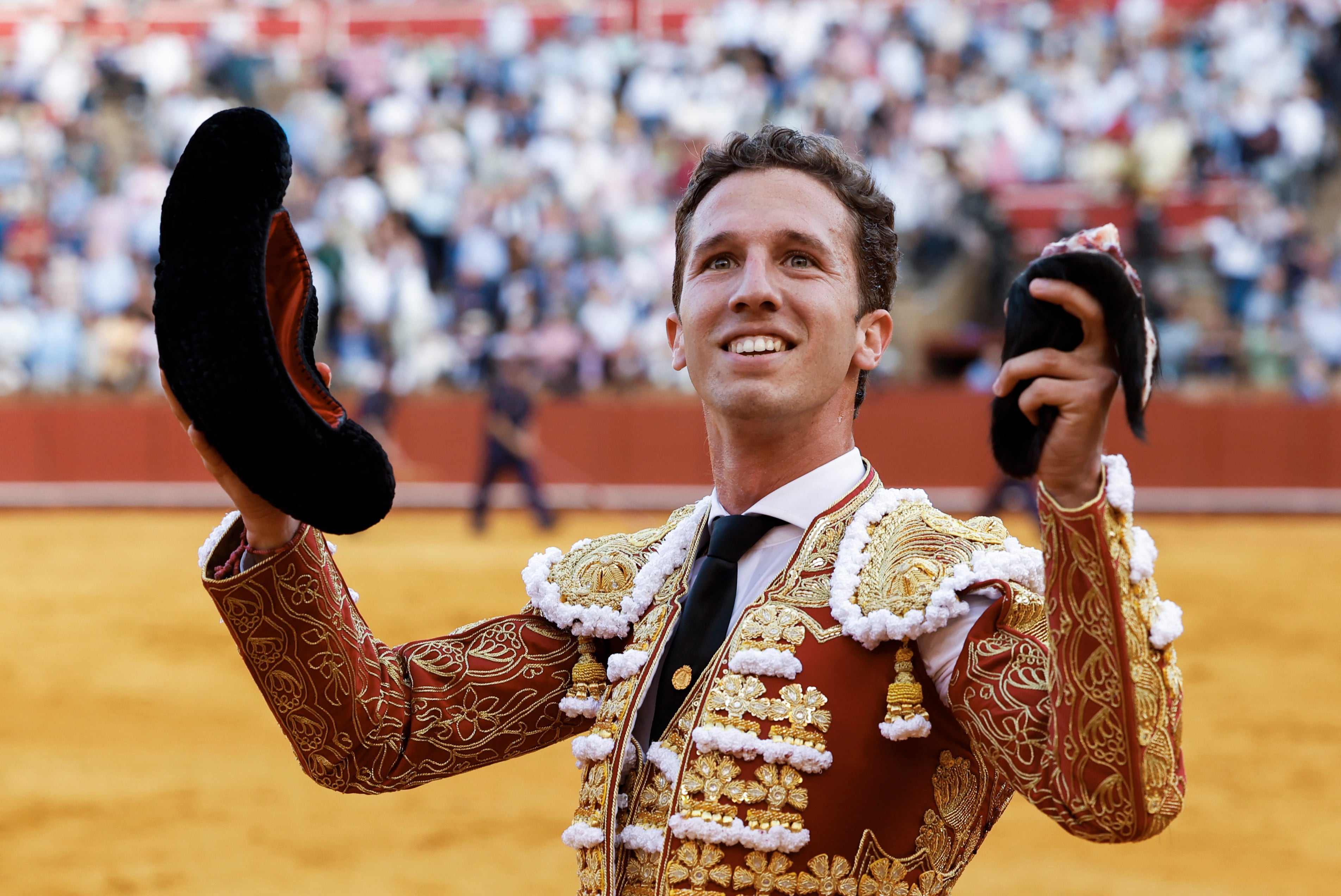 SEVILLA, 07/04/2024.- El diestro Juan García &#039;Calerito&#039; tras la faena al primero de los de su lote, durante la corrida celebrada este domingo en la plaza de toros de La Maestranza, en Sevilla. EFE/Julio Muñoz
