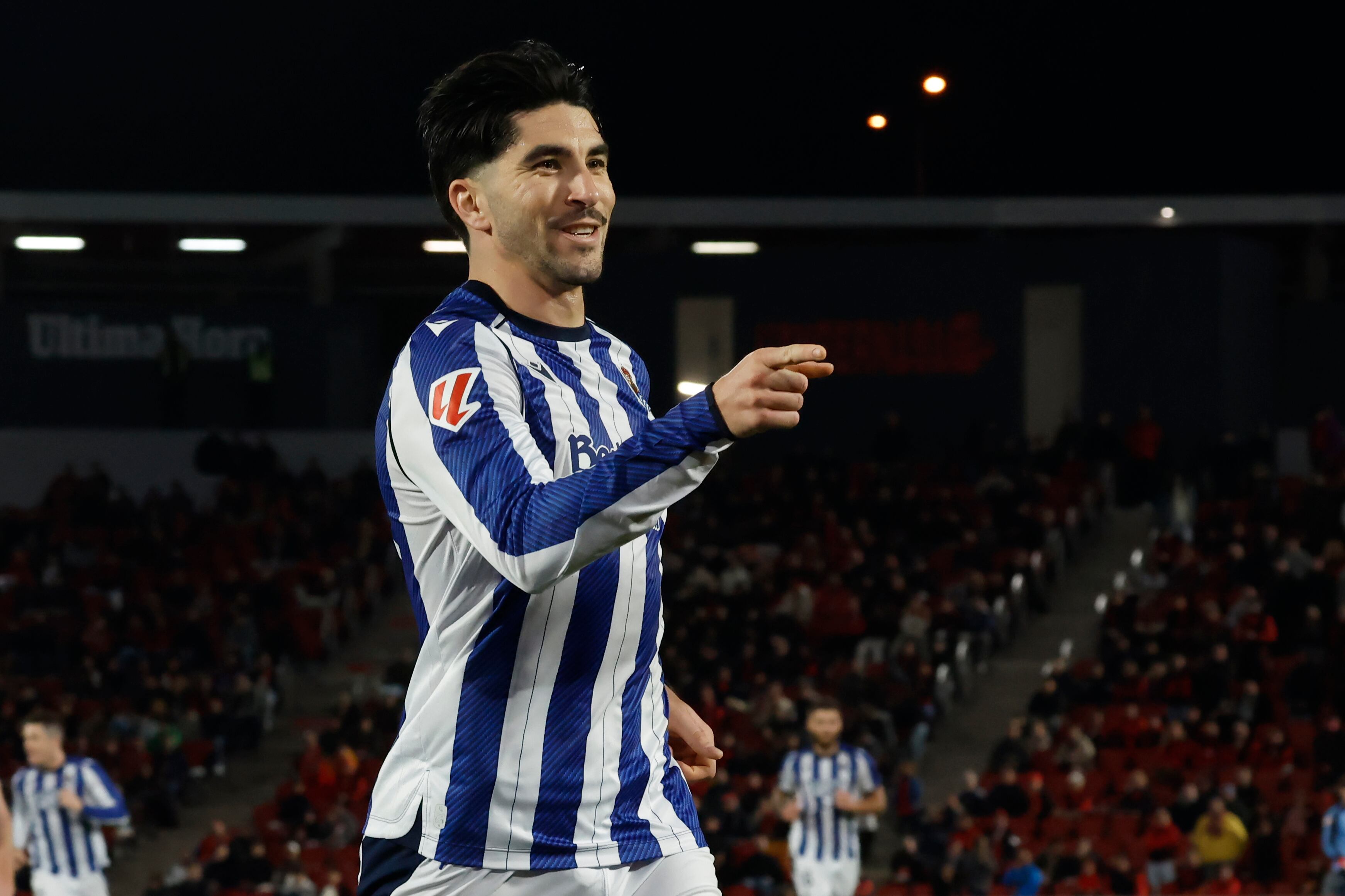 PALMA, 28/02/2026.- El delantero de la Real Sociedad Carlos Soler celebra su gol, el primero del equipo donostiarra, durante el partido de la jornada 26 de LaLiga entre el RCD Mallorca y la Real Sociedad, este sábado en el estadio de Son Moix, en Palma.- EFE/ Cati Cladera