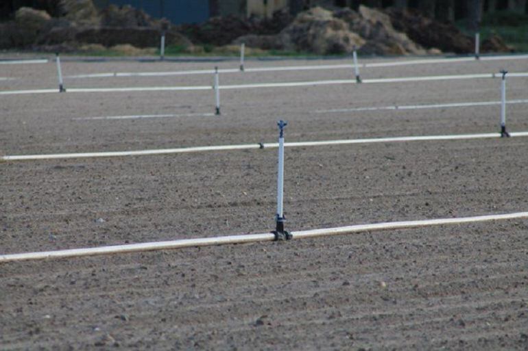 Campo con el sistema de riego instalado