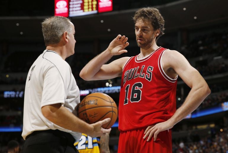 Pau Gasol charla con un árbitro