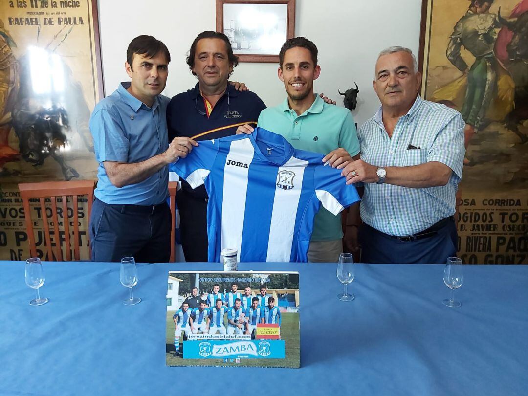 Caballero en su presentación oficial con el Jerez Industrial. 