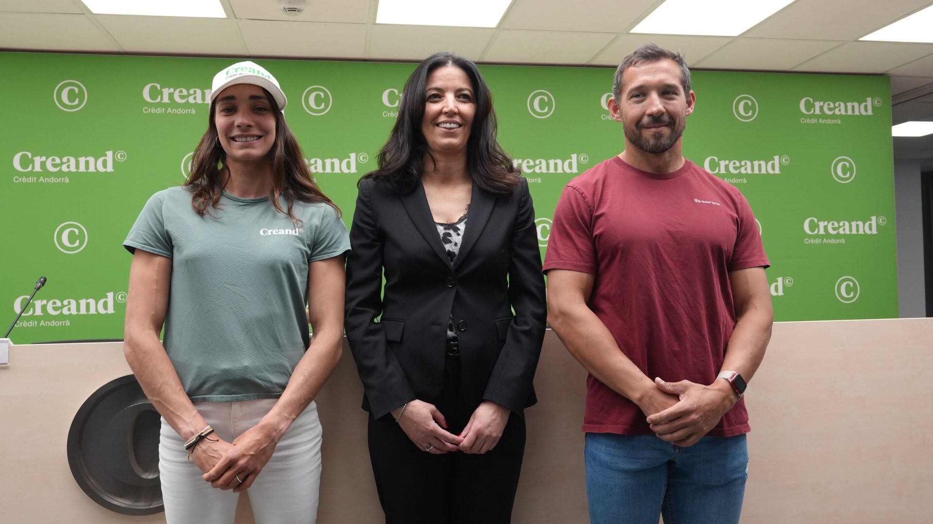 Mònica Doria acompanyada de la directora de Banca al Detall de Creand, Cristina Terés, i el seu entrenador Cristian Tobio.