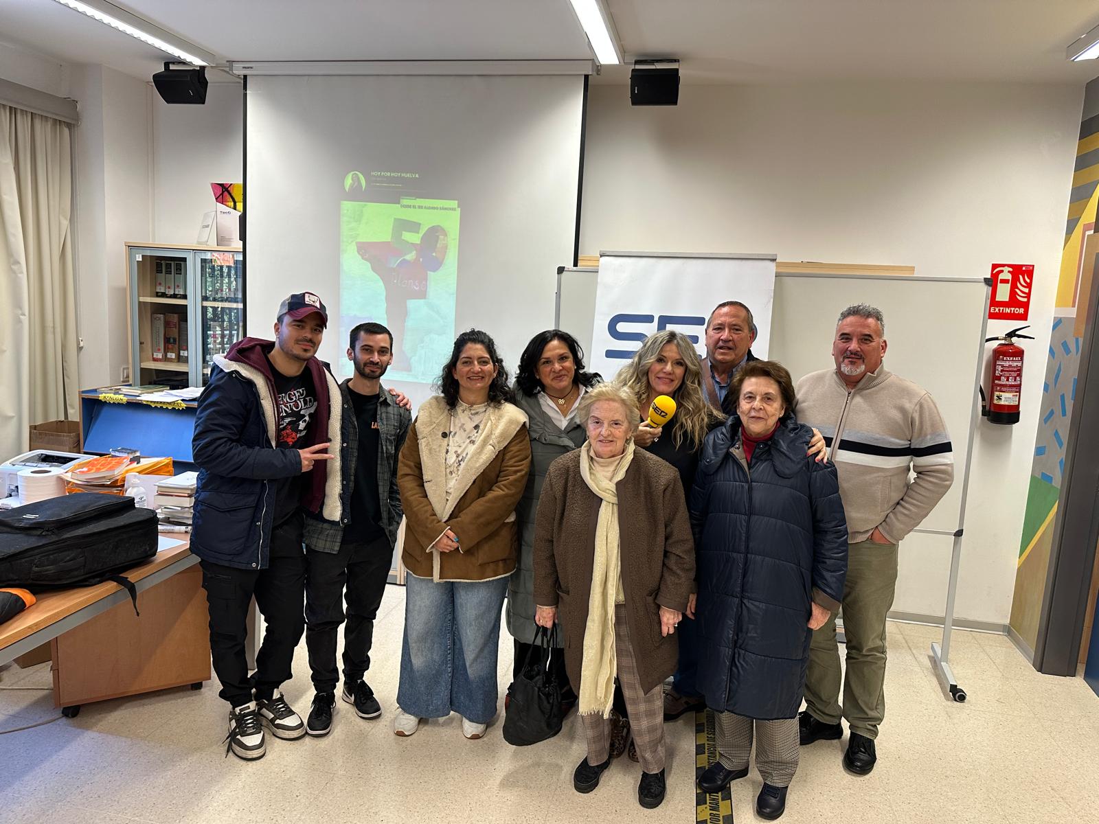 Alumnos antiguos y profesores del IES Alonso Sánchez de Huelva