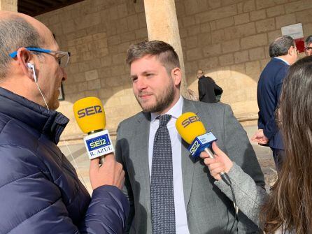 Nacho Hernando, consejero de fomento, atendiendo a Radio Azul Cadena SER