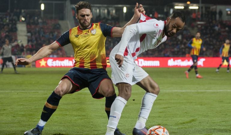 Sergi Gómez intenta llevarse la pelota ante un jugador tunecino