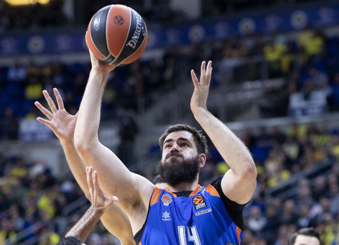 Bojan Dubljevic se zafa de la defensa de Sloukas.