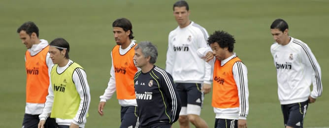 José Mourinho junto a sus jugadores en el entrenamiento antes de viajar a Valencia