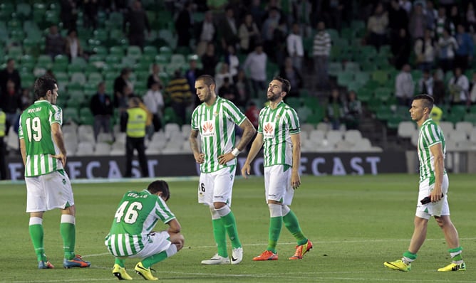 Los jugadores del Betis, abatidos tras la derrota con la Real y el descenso.