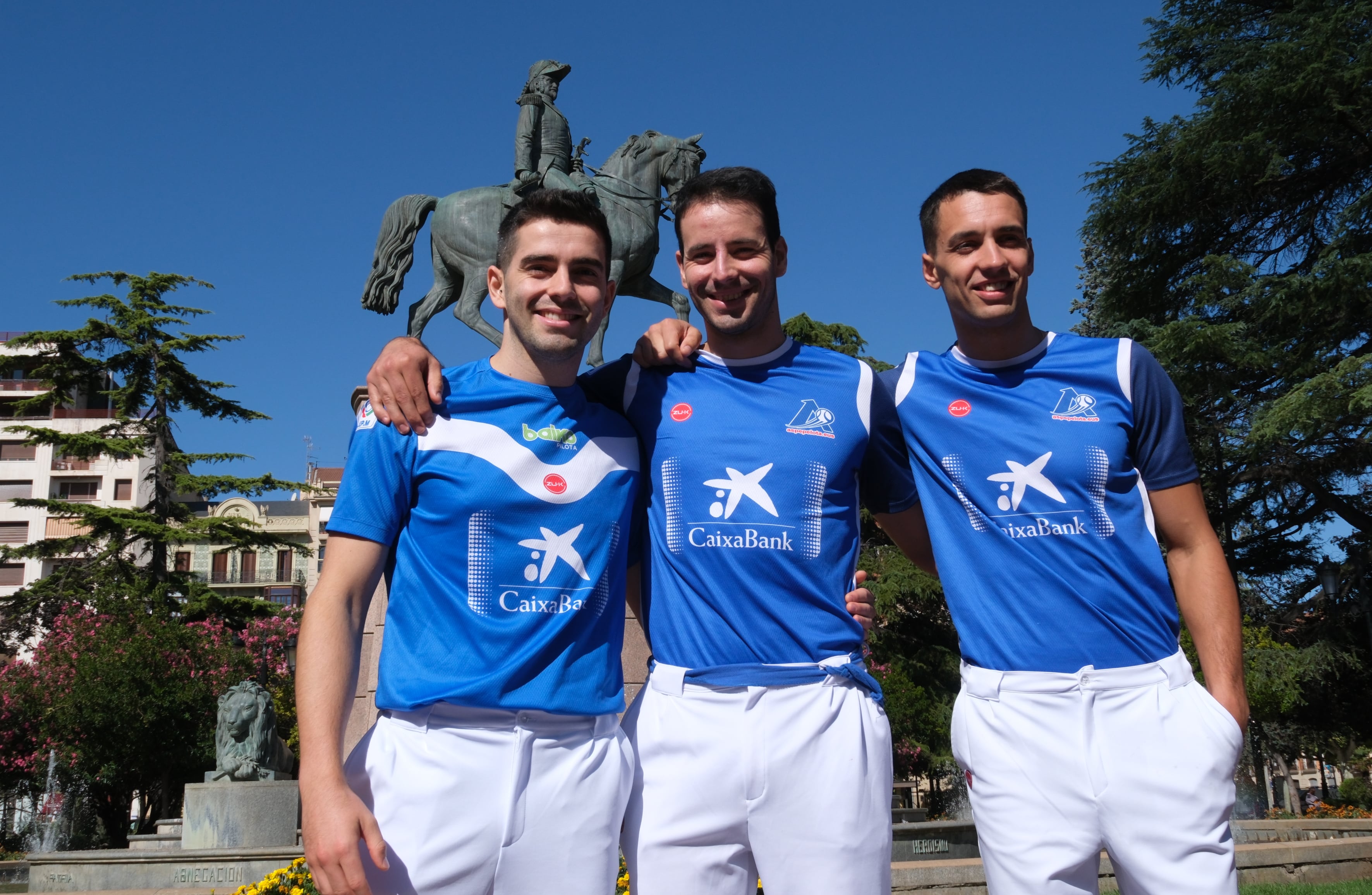 LOGROÑO, 01/09/2025.-Los pelotaris riojanos, Darío (c) Salaverri (d) y Zabala (I) en la presentación oficial de la Feria de San Mateo de Pelota en el Monumento al General Espartero en el Paseo del Espolón de Logroño. EFE/Fernando Díaz.
